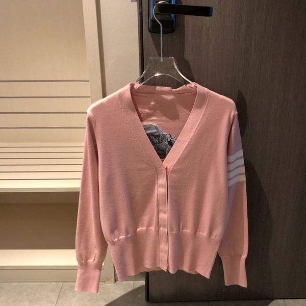 70% off 21 early autumn new tb + wave four bar jacquard v-neck loose and thin knitted cardigan for lovers, White;black
70% off 21 early autumn new tb + wave four bar jacquard v-neck loose and thin knitted cardigan for lovers, White;black