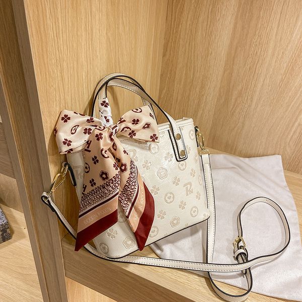 women's 2021 new summer fashion embossed vegetable basket portable bucket texture commuter tote messenger bag
women's 2021 new summer fashion embossed vegetable basket portable bucket texture commuter tote messenger bag