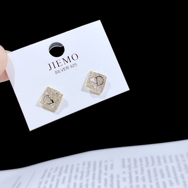 2021 new designer ornament earrings sterling silver pin ins micro inlaid zircon square advanced female, Golden
2021 new designer ornament earrings sterling silver pin ins micro inlaid zircon square advanced female, Golden