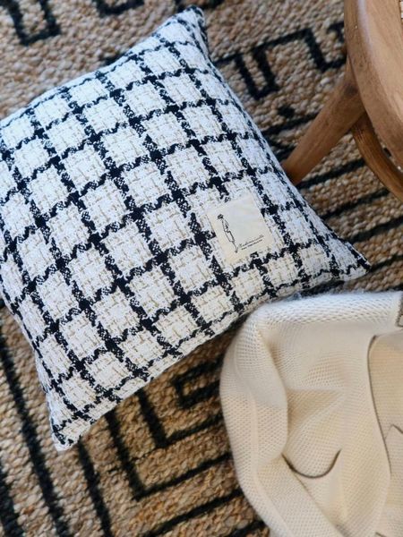 cushion/decorative pillow coco cusion simple art black and white wool knitting european style sofa cushion soft with core
cushion/decorative pillow coco cusion simple art black and white wool knitting european style sofa cushion soft with core