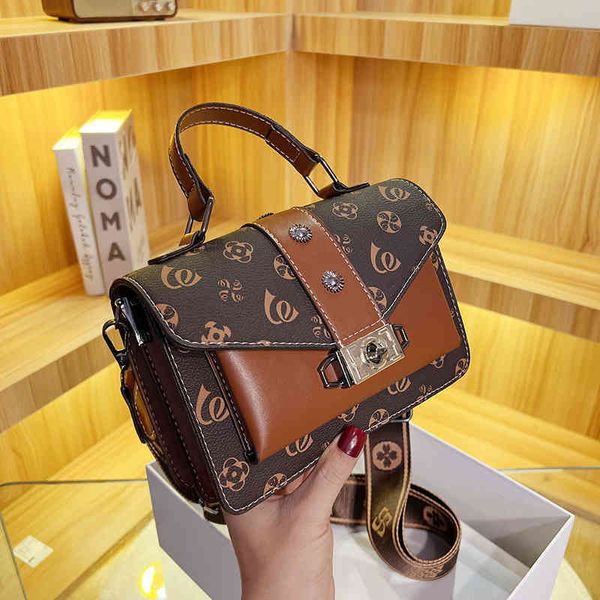 2022 factory outlet women's new fashion small square net red handbag personalized buckle wide shoulder strap single shoulder messenger
2022 factory outlet women's new fashion small square net red handbag personalized buckle wide shoulder strap single shoulder messenger