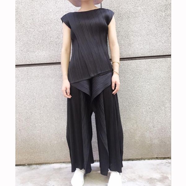 selling fashion fold sleeveless o-neck solid unique t-shirt + calf-length pants two-piece outfit in stock, White
selling fashion fold sleeveless o-neck solid unique t-shirt + calf-length pants two-piece outfit in stock, White