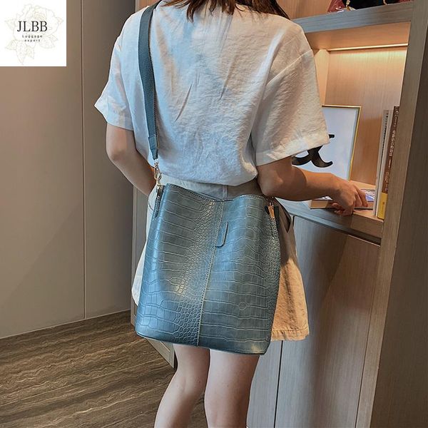 vintage alligator women shoulder bags designer wide strap messenger bag luxury leather crossbody bag large capacity bucket purse
vintage alligator women shoulder bags designer wide strap messenger bag luxury leather crossbody bag large capacity bucket purse