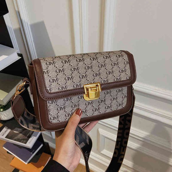 2022 factory outlet bag women new single shoulder messenger women's printed fashion small square bag buckle net red wide shoulder strap
2022 factory outlet bag women new single shoulder messenger women's printed fashion small square bag buckle net red wide shoulder strap