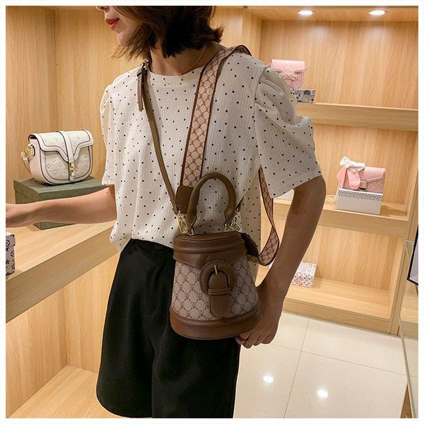2021 cool strange bear printed horseshoe bag summer messenger bucket women's fashion one shoulder hands s
2021 cool strange bear printed horseshoe bag summer messenger bucket women's fashion one shoulder hands s