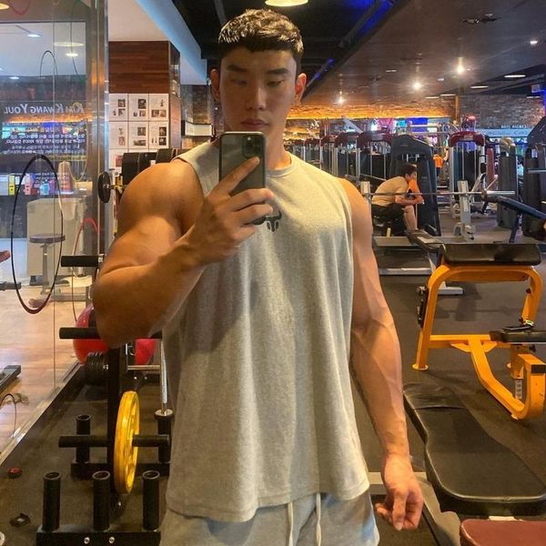 men' tank 2021 mens fitness gyms men sleeveless shirt male breathable sports vest undershirt running, White;black
men' tank 2021 mens fitness gyms men sleeveless shirt male breathable sports vest undershirt running, White;black