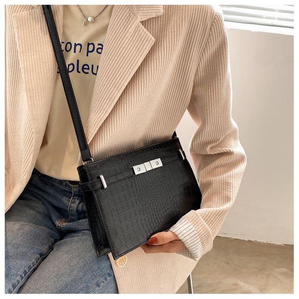 shoulder bags crocodile pattern small square bag trendy simple one-shoulder diagonal women literary and art all-match handbag 
shoulder bags crocodile pattern small square bag trendy simple one-shoulder diagonal women literary and art all-match handbag