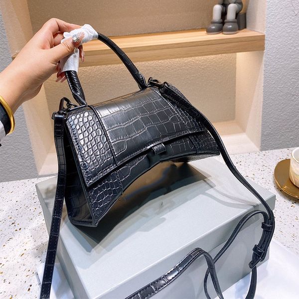 luxurys designers bags hourglass handbag shoulder bag fashion totes leather crocodile men womens purse handbags with box
luxurys designers bags hourglass handbag shoulder bag fashion totes leather crocodile men womens purse handbags with box