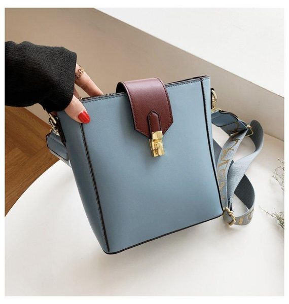 evening bags 2021 leather handbags large capacity tote bag letter wide shoulder strap shopping sunshine handbag
evening bags 2021 leather handbags large capacity tote bag letter wide shoulder strap shopping sunshine handbag