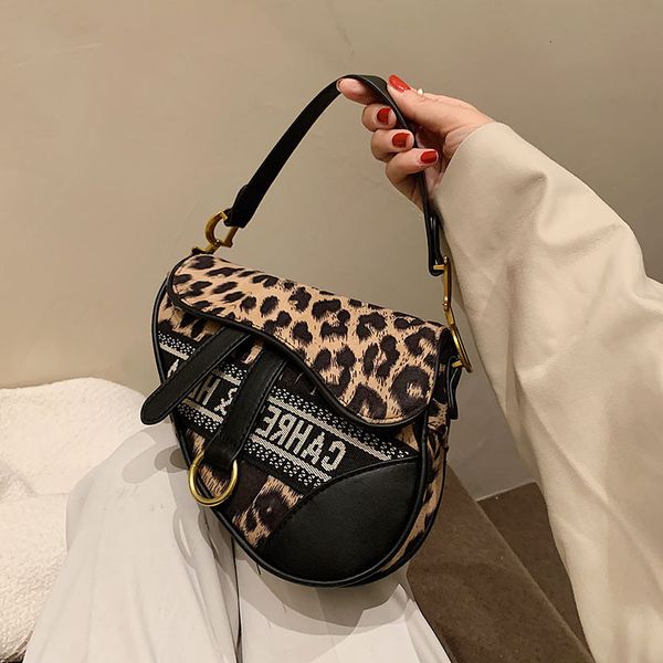 fashionable and versatile single shoulder messenger minority foreign style thousand bird lattice saddle bag, women's handbag
fashionable and versatile single shoulder messenger minority foreign style thousand bird lattice saddle bag, women's handbag