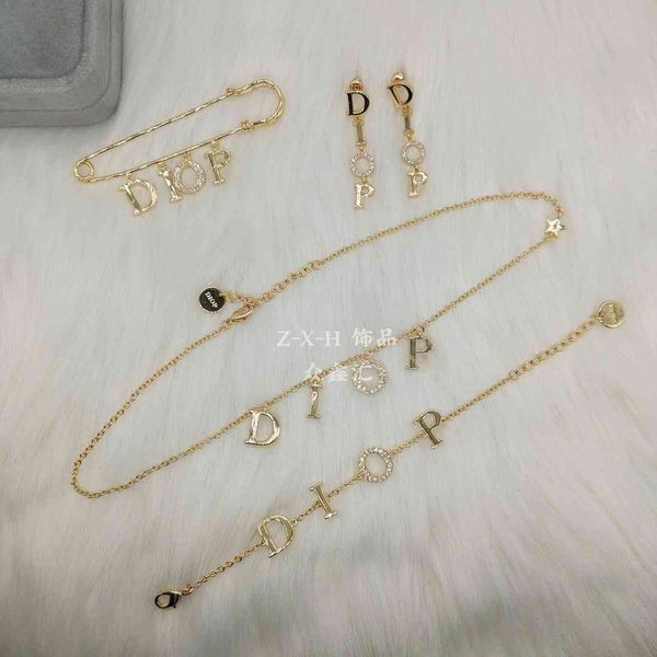 2021 new designer new family inlaid diamond bracelet female letter fashion versatile necklace piece set, Silver
2021 new designer new family inlaid diamond bracelet female letter fashion versatile necklace piece set, Silver