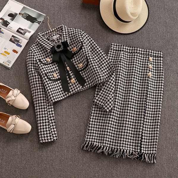 2021 new autumn winter houndstooth woolen 2 piece set women retro bowknot short tweed jacket coat + tassel bodycon skirt suits m2z7, Black;gray
2021 new autumn winter houndstooth woolen 2 piece set women retro bowknot short tweed jacket coat + tassel bodycon skirt suits m2z7, Black;gray