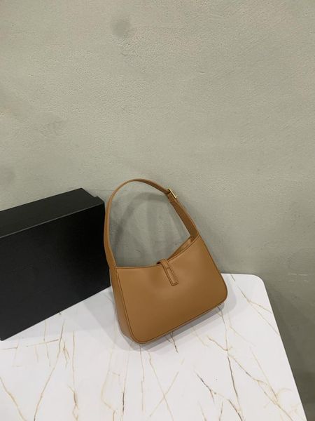 evening bags famous women's underarm bag with adjustable metal hook buckle leather ladies shoulder handbag
evening bags famous women's underarm bag with adjustable metal hook buckle leather ladies shoulder handbag