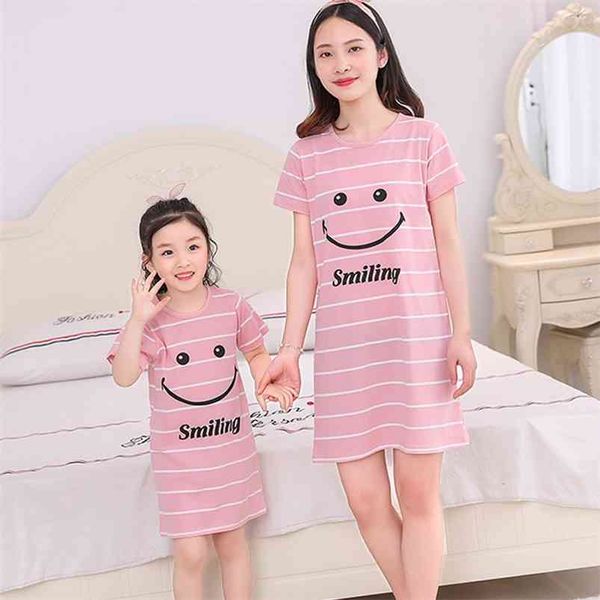 parent-child pajamas mother and daughter summer cotton short-sleeved nightdress cartoon princess girl home service 210915, Blue;red
parent-child pajamas mother and daughter summer cotton short-sleeved nightdress cartoon princess girl home service 210915, Blue;red