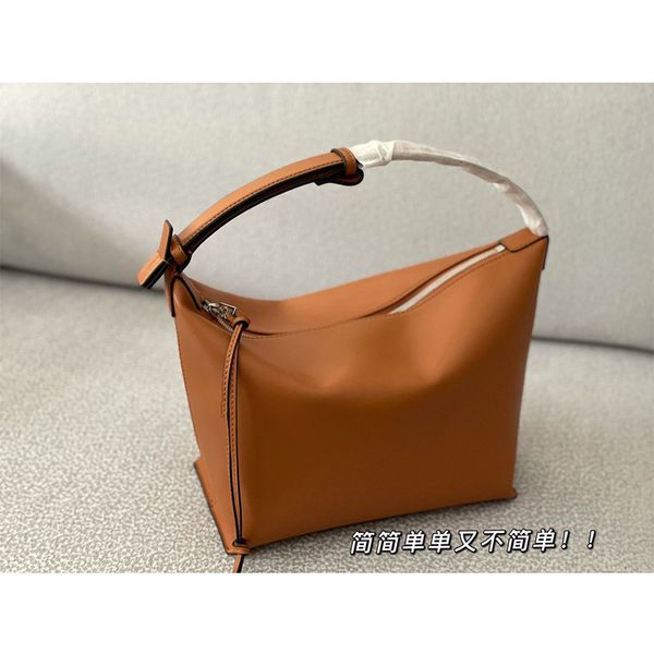 2021 simple lazy embroidered bento bag high version women's portable shoulder luxuryss designerss yw
2021 simple lazy embroidered bento bag high version women's portable shoulder luxuryss designerss yw