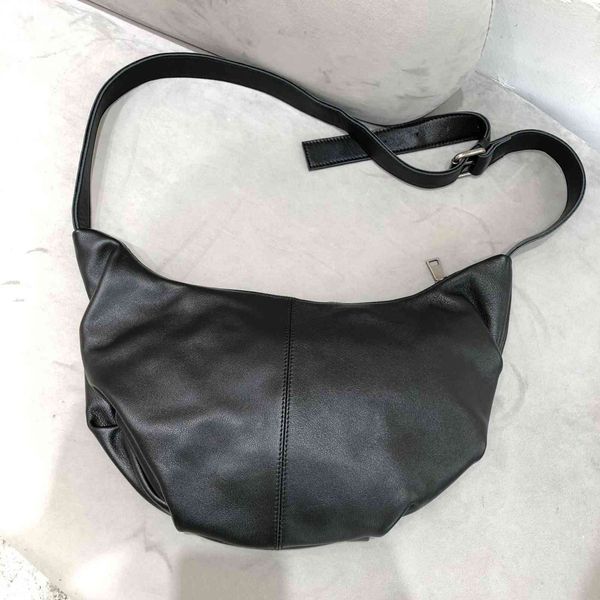 leather head leather large capacity chest bag single shoulder messenger bag women's style
leather head leather large capacity chest bag single shoulder messenger bag women's style