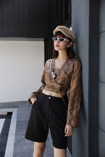2021 new snake print women v neck leather cropped coat long sleeve ladies fashion jacket clothing r72y, Black;brown
2021 new snake print women v neck leather cropped coat long sleeve ladies fashion jacket clothing r72y, Black;brown
