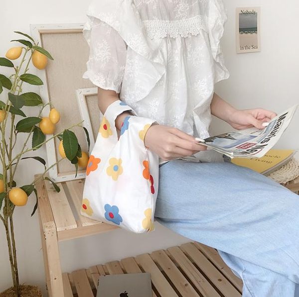summer new fashion simple literature and art small fresh wrist bag coin purse simple portable small bag handbag flower
summer new fashion simple literature and art small fresh wrist bag coin purse simple portable small bag handbag flower