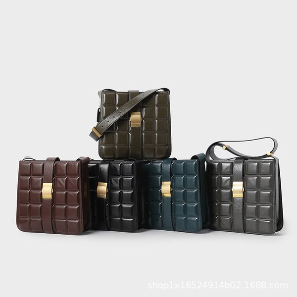 head leather large capacity bucket bag gilded check square wide shoulder strap single shoulder messenger bag 
head leather large capacity bucket bag gilded check square wide shoulder strap single shoulder messenger bag