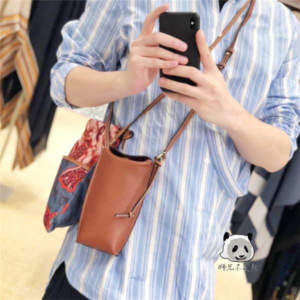 handbag hookloewe / luo yiwei women's gate pocket hand one shoulder slanting mobile phone bag zero walletluggage tag
handbag hookloewe / luo yiwei women's gate pocket hand one shoulder slanting mobile phone bag zero walletluggage tag