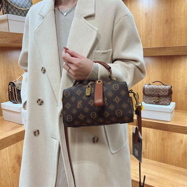 2022 factory wholesale autumn and winter fashion women's ins minority messenger bag fashion live trend bag
2022 factory wholesale autumn and winter fashion women's ins minority messenger bag fashion live trend bag