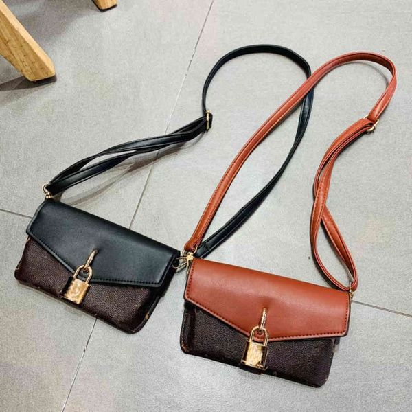2021 new fashion belt lock luxury design shoulder bag, two colors, soft and comfortable
2021 new fashion belt lock luxury design shoulder bag, two colors, soft and comfortable
