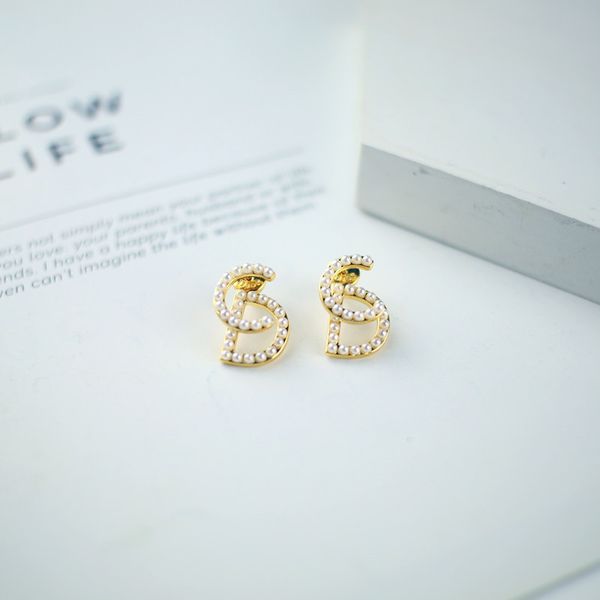 2021 new designer family classic inlaid small pearl light letter silver needle earrings front and back, Golden
2021 new designer family classic inlaid small pearl light letter silver needle earrings front and back, Golden
