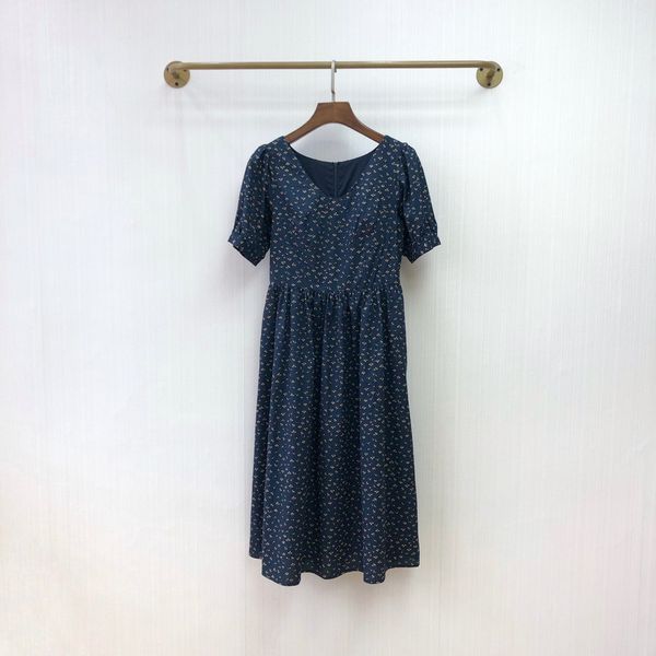 dress 21 summer navy cherry floral with artistic style, waist closed v-neck print medium length skirt, White;black
dress 21 summer navy cherry floral with artistic style, waist closed v-neck print medium length skirt, White;black