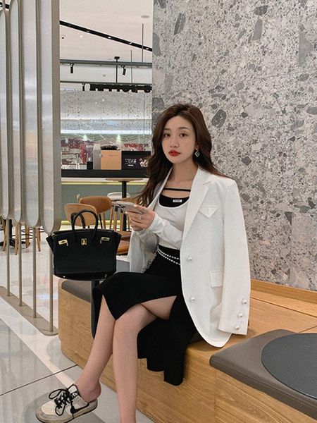women's suits & blazers 2021 light luxury design sense niche loose casual jacket turn-down collar pearl button pure color blazer jaquet, White;black
women's suits & blazers 2021 light luxury design sense niche loose casual jacket turn-down collar pearl button pure color blazer jaquet, White;black