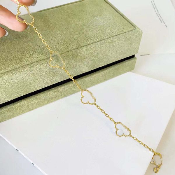 luxurious quallity five flowers bracelet with transparent in 18k gold plated for women engagment jewelry gift ps8220, Golden;silver
luxurious quallity five flowers bracelet with transparent in 18k gold plated for women engagment jewelry gift ps8220, Golden;silver