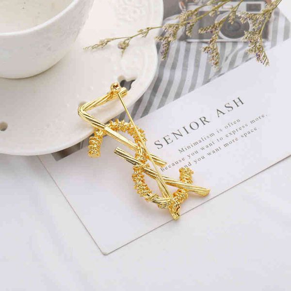 the new gold-plated sly luxury small fragrance elegant high-grade female letter brooch, Gray
the new gold-plated sly luxury small fragrance elegant high-grade female letter brooch, Gray