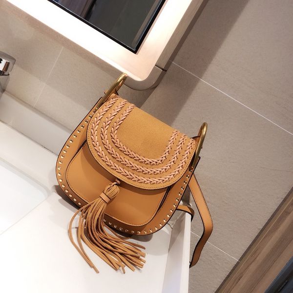 classic retro woven saddle bag lady handbag suede woven cowhide rivet tassel fashion one-shoulder messenger messenger bag
classic retro woven saddle bag lady handbag suede woven cowhide rivet tassel fashion one-shoulder messenger messenger bag