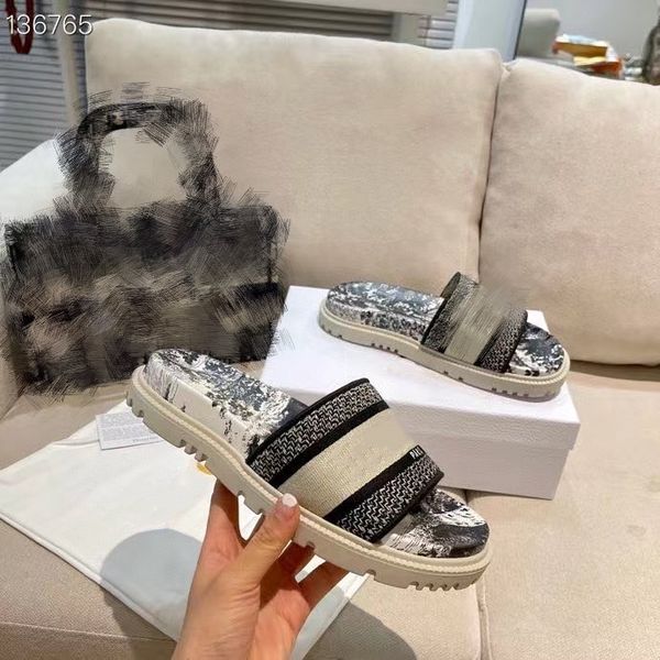 women slippers embroidery sandal floral brocade fashion flip flops striped beach genuine leather dazzle flowers slipper size35-40, Red;white
women slippers embroidery sandal floral brocade fashion flip flops striped beach genuine leather dazzle flowers slipper size35-40, Red;white