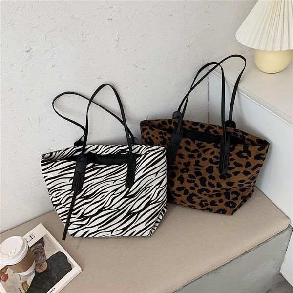 shoulder bags this year's big capacity handbag women's leopard print zebra fashionstyle portable single versatile tote bag
shoulder bags this year's big capacity handbag women's leopard print zebra fashionstyle portable single versatile tote bag