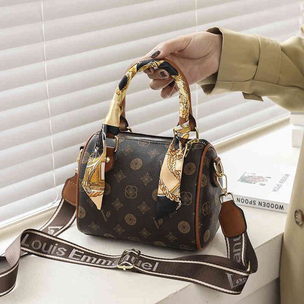 2022 factory wholesale fashion boston pillow bag net red same handbag autumn and winter one shoulder messenger bag
2022 factory wholesale fashion boston pillow bag net red same handbag autumn and winter one shoulder messenger bag