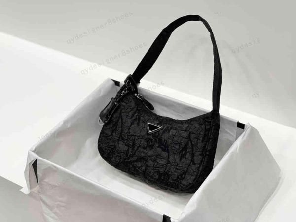 female bag spring and summer all-match fashion seven-color triangle underarm shoulder size 22*13c
female bag spring and summer all-match fashion seven-color triangle underarm shoulder size 22*13c