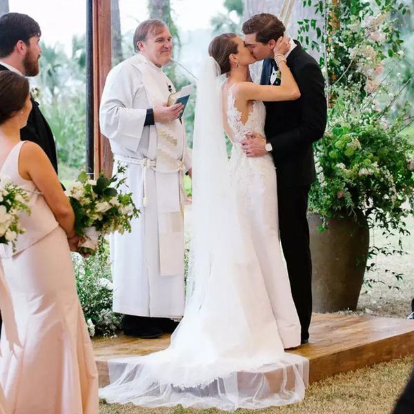 gorgeous affordable wedding gowns v-neck satin western wedding dresses lace applique low v back white mermaid dress with court train
gorgeous affordable wedding gowns v-neck satin western wedding dresses lace applique low v back white mermaid dress with court train
