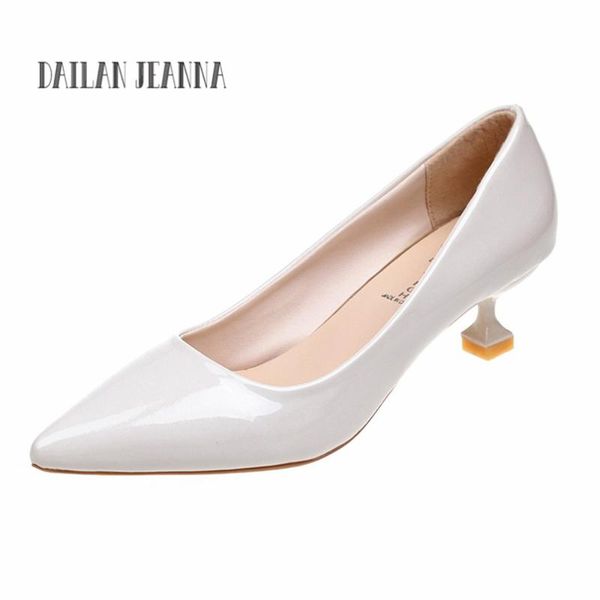 dress shoes women 2021 women's nude pointed high heels 5 cm with black light mouth patent leather work
dress shoes women 2021 women's nude pointed high heels 5 cm with black light mouth patent leather work