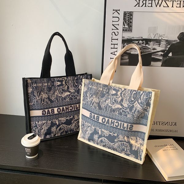 small bag women's fashionable and versatile d family large capacity portable jungle spring new canvas embroidery
small bag women's fashionable and versatile d family large capacity portable jungle spring new canvas embroidery