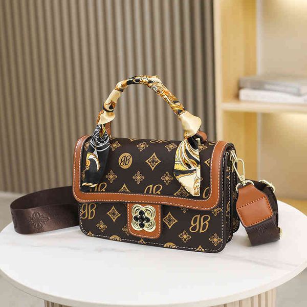 2022 factory wholesale fashion trendy small square silk scarf accessories versatile casual portable single shoulder messenger women's b
2022 factory wholesale fashion trendy small square silk scarf accessories versatile casual portable single shoulder messenger women's b