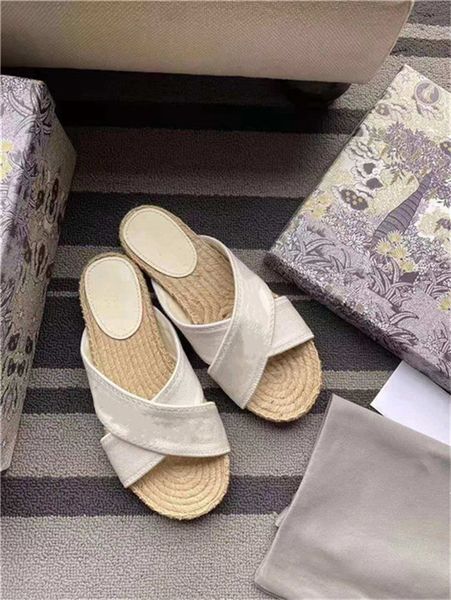 2021 spring and summer catwalk slippers ladies sandals high-end fashion versatile styles, two colors available, simple luxury, sizes 35-40, Black
2021 spring and summer catwalk slippers ladies sandals high-end fashion versatile styles, two colors available, simple luxury, sizes 35-40, Black