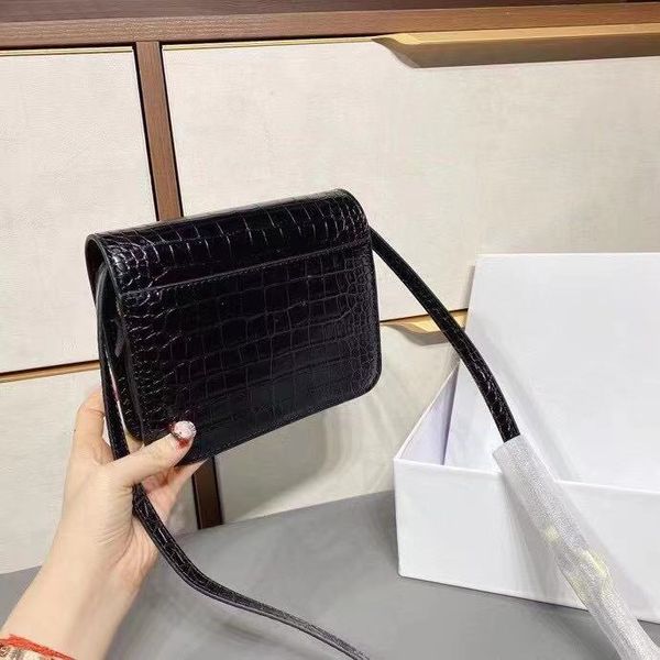 2021 designer big fashion ladies one-shoulder messenger bag retro all-match flip cover pu leather letters female party handbag wide belt bag
2021 designer big fashion ladies one-shoulder messenger bag retro all-match flip cover pu leather letters female party handbag wide belt bag