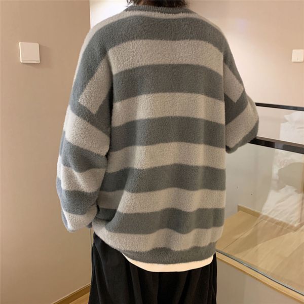 2021 winter thicken plus veet sweater men's warmth fashion retro striped knitted pullover men couple knitting sweaters qf99, White;black
2021 winter thicken plus veet sweater men's warmth fashion retro striped knitted pullover men couple knitting sweaters qf99, White;black