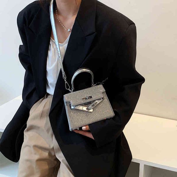 women's diamond inlaid patent leather bright face kelly bag lock portable fashion temperament versatile young and middle-aged celebriti
women's diamond inlaid patent leather bright face kelly bag lock portable fashion temperament versatile young and middle-aged celebriti