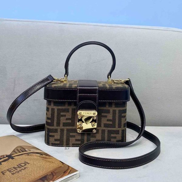 light 2021 new trend fashion canvas retro make-up bag niche design antique versatile zly bags
light 2021 new trend fashion canvas retro make-up bag niche design antique versatile zly bags