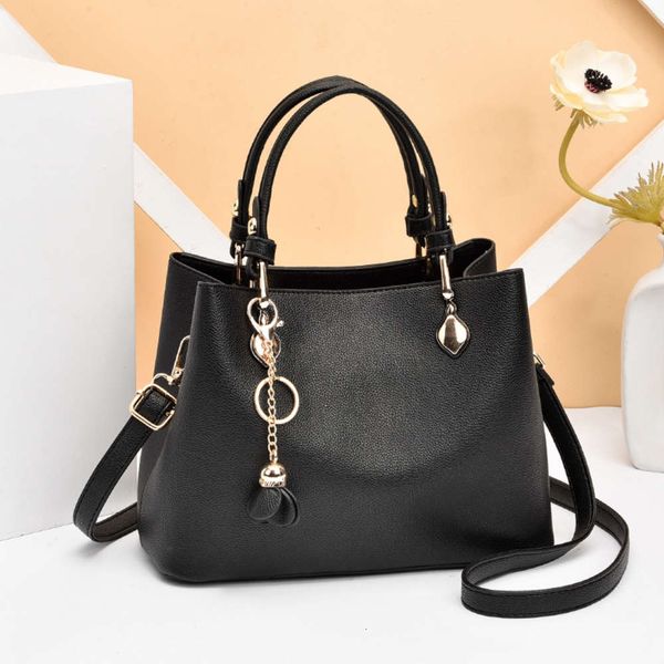 hbp autumn 2021 new fashion pu leather women's simple leisure large capacity portable one shoulder messenger bag 
hbp autumn 2021 new fashion pu leather women's simple leisure large capacity portable one shoulder messenger bag