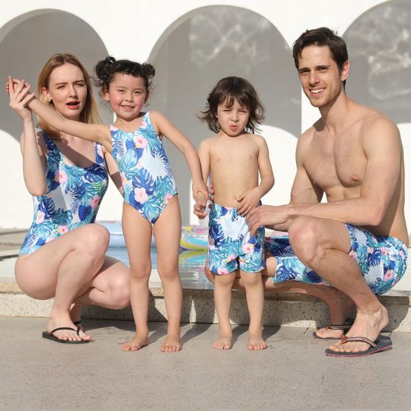 one-piece suits 2021 flower printed swimsuit family parent child swimming suit trunks one piece bathing swimwear beachwear 
one-piece suits 2021 flower printed swimsuit family parent child swimming suit trunks one piece bathing swimwear beachwear