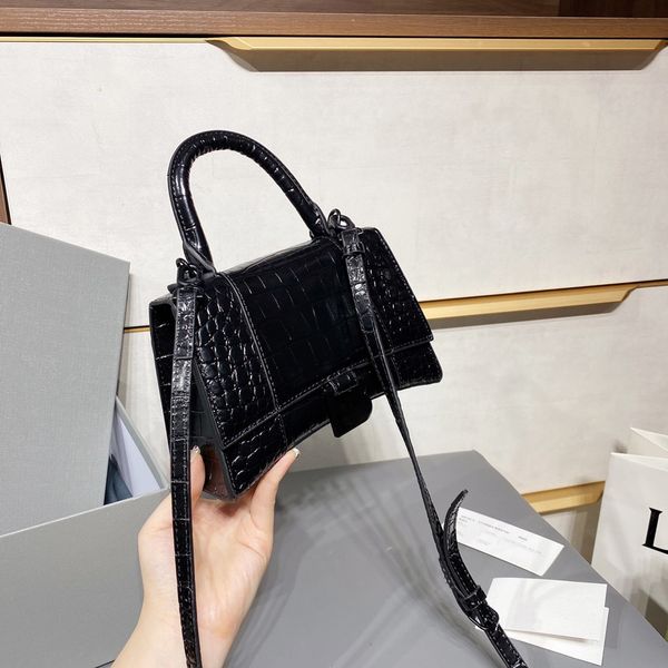 2021 fashionable and beautiful ladies famous shoulder bag leather chain messenger bag fashionable size:base size:23cm1, Black
2021 fashionable and beautiful ladies famous shoulder bag leather chain messenger bag fashionable size:base size:23cm1, Black