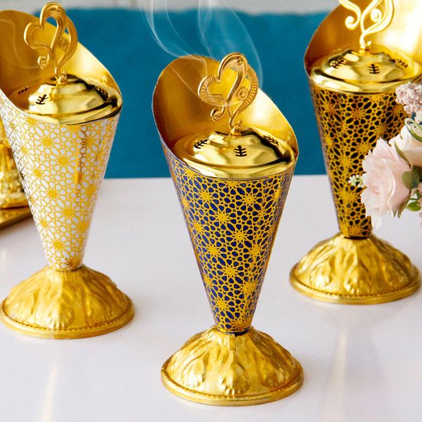 gold pattern light luxury metal incense burner deskdecoration handheld aromatherapy burner 
gold pattern light luxury metal incense burner deskdecoration handheld aromatherapy burner