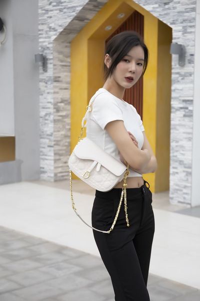 d family 2021 new fashion versatile one shoulder slant cross hand women's high texture white saddle bag
d family 2021 new fashion versatile one shoulder slant cross hand women's high texture white saddle bag